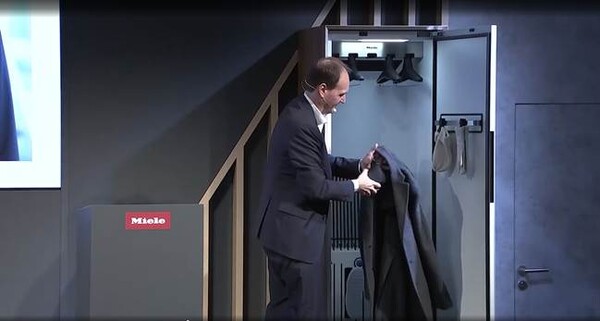 신제품 런더리 캐비닛 ‘에어리움’을 설명하고 있s는 마르쿠스 밀레 회장