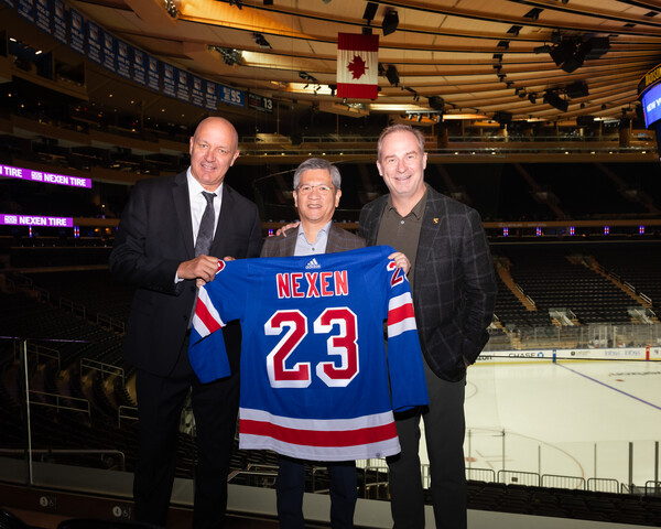 뉴욕 레인저스 레전드 선수 Stephane Matteau, 넥센타이어 미국법인 한윤석 법인장, 매디슨 스퀘어 가든 스포츠 최고운영책임자 David hopkinson (왼쪽부터)