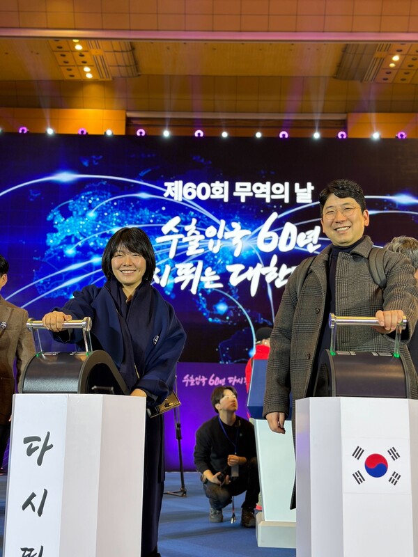 로드컴플릿 배정현 대표이사(우), 배수정 대표(좌)