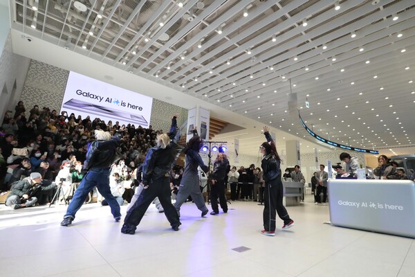 삼성스토어 홍대에서 개최된 ‘댄스 쇼케이스’에서 ‘울플러’ 공연