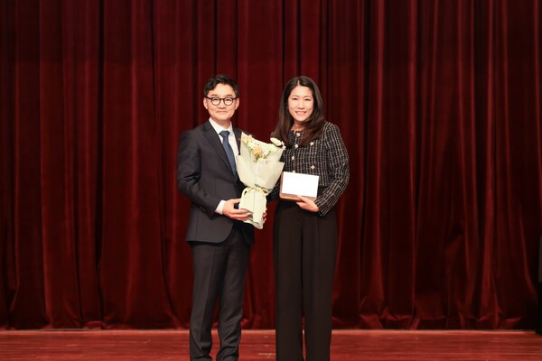 사단법인 한국음악저작권협회 추가열 회장과 이선정 유튜브 한국 음악 파트너십 및 아태지역 아티스트 지원 총괄 (왼쪽부터)