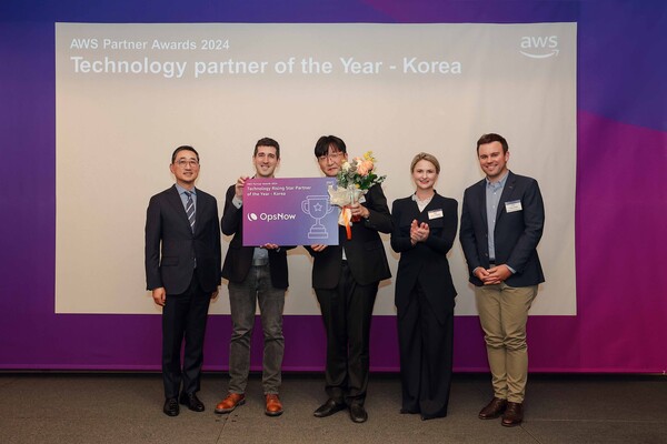 함기호 AWS 코리아 대표이사, 매트 얀치신(Matt Yanchyshyn) AWS 마켓플레이스 및 파트너 서비스 총괄, 박승우 옵스나우 대표, 코리 브리스코(Corrie Briscoe) AWS APJ 파트너 세일즈 디렉터, 크리스 케이시(Chris Casey) AWS APJ 파트너 매니지먼트 디렉터 (왼쪽부터)