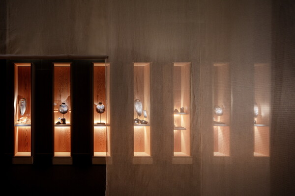 까르띠에, 시간의 결정 전시장 내 챕터 1 전경 ©Yuji Ono