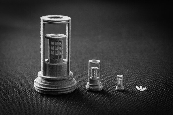 스트라타시스의 ‘H350 V1.5’에 적용된 새로운 고해상도 센서와 3D 프린팅된 쌀 알갱이(맨 우측)