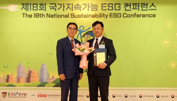 온라인카지노 조작 김성중 부사장(오른쪽)