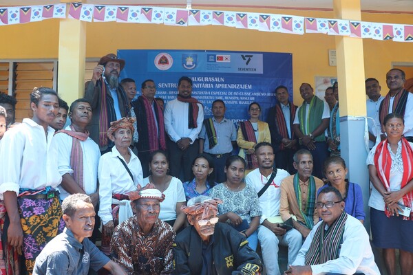 동티모르 오외쿠시 지역학습센터 개소식에 참석한 주요 인사들과 주민들이 기념 촬영을 하고 있다. 사진 가장 상단 왼쪽에서 세 번째 알프레도 데 아라우호 동티모르 교육부 비형식 교육국장, 왼쪽에서 네 번째 루이스 니비오 데 파티마 소아레스 유네스코 동티모르 위원회 사무총장 대행, 왼쪽 여섯 번째 조아닌하 다 실바 알베스 마누파히 행정구 교육국장, 왼쪽 일곱 번째 토머스 토우트 오외쿠시 행정구 교육 및 사회연대 사무국 비서실장.