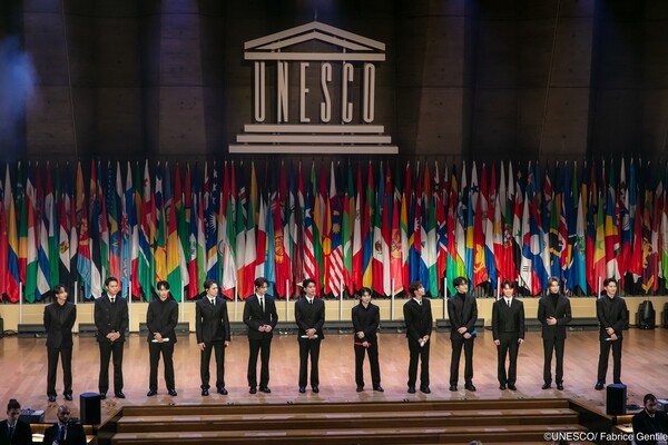 그룹 세븐틴이 지난해 11월 14일(현지시간) 프랑스 파리에 있는 유네스코 본부에서 열린 제13회 유네스코 청년포럼 연설 무대에 오른 모습. 세븐틴은 이날 ‘청년 간의 연대, 교육이 청년과 지구의 미래를 바꾼다’는 주제로 연설하며 교육의 중요성을 강조했다.