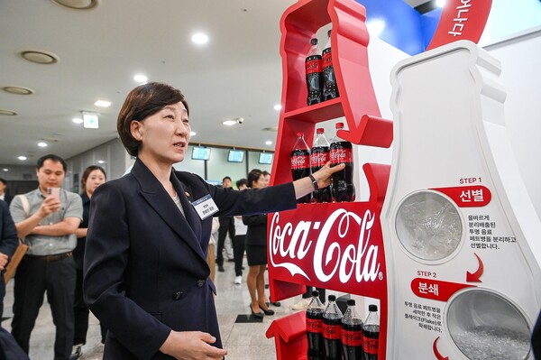 코카-콜라의 전시 부스를 방문한 한화진 환경부 장관