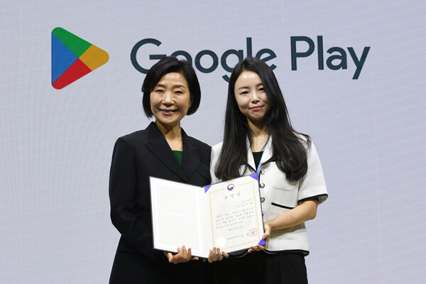 중소벤처기업부 오영주 장관)과 김지하 구글플레이 마케팅 매니저(왼쪽부터)
