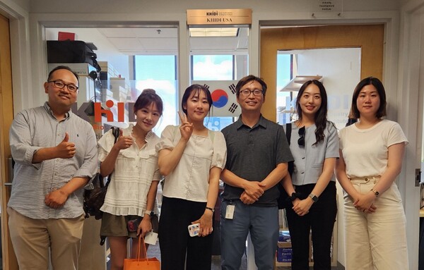 온라인카지노 굿모닝 약대생 미국 바이오 클러스터 투어. 장나영 학생, 박순만 KHIDI 미국 지사장, 김예진 학생 (왼쪽 세 번째부터)