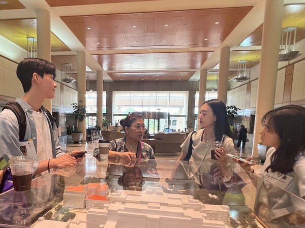 온라인카지노 굿모닝 약대생 미국 바이오 클러스터 투어. NIH 클리니컬 센터 투어를 진행해 주는 지영미 박사(왼쪽 두 번째)