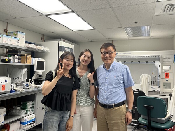 온라인카지노 굿모닝 약대생 미국 바이오 클러스터 투어. 장나영 학생, 김예진 학생, 뉴론 파마슈티컬 공동 설립자 김광수 교수 (왼쪽부터)