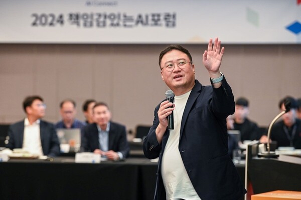 주제 발표하는 최재식 KAIST 김재철AI대학원 교수 겸 KAIST XAI 연구센터 센터장