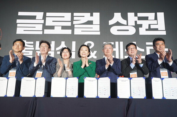 오영주 중기부 장관(오른쪽에서 4번째), 최원석 BC카드 사장(오른쪽에서 3번째), 우범기 전주시장(왼쪽에서 2번째), 황미애 소진공 상임이사(왼쪽에서 3번째)