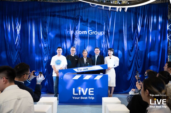 트립닷컴 그룹의 에디슨 첸(Edison Chen) 목적지 마케팅 사업부사장, 보 순(Bo Sun) 최고 마케팅 책임자, 차탄 쿤자라 나 아유타야(Chattan Kunjara Na Ayudhya) 태국관광청 부청장, 트립닷컴 그룹의 분 시안 차이(Boon Sian Chai) 국제사업부사장, 써니 순(Sunny Sun) 부사장 (왼쪽부터)