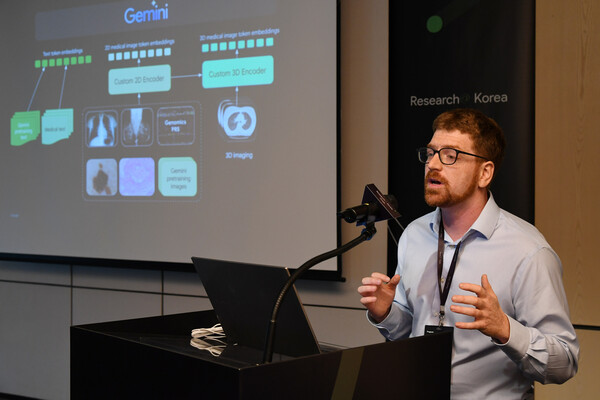 '메드-제미나이(Med-Gemini)’ 연구사례 소개하는 로리 필그림 구글 리서치 소프트웨어 엔지니어