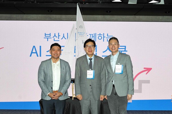 박형준 부산 시장(가운데), 김경훈 구글코리아 사장(오른쪽)과 마이크 김 구글 스타트업 캠퍼스 아태지역 총괄(왼쪽)이  AI 스타트업