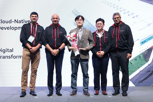 아셰시 바다니 레드햇 최고제품책임자(CPO) / 바지라 위라세크라 레드햇 APAC 기술 담담 부사장 / 정두경 LG전자 상무 / 김경상 한국 레드햇 사장 / 프렘 파반 레드햇 SEAK(South East Asia & Korea) 총괄부사장 (왼쪽부터)