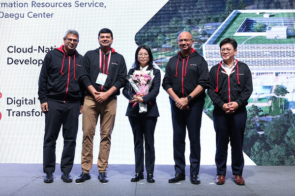 프렘 파반 레드햇 SEAK(South East Asia & Korea) 총괄부사장 / 아셰시 바다니 레드햇 최고제품책임자(CPO) / 황인희 국가정보자원관리원 대구센터 클라우드서비스과 과장 / 바지라 위라세크라 레드햇 APAC 기술 담담 부사장 / 김경상 한국 레드햇 사장 (왼쪽부터)