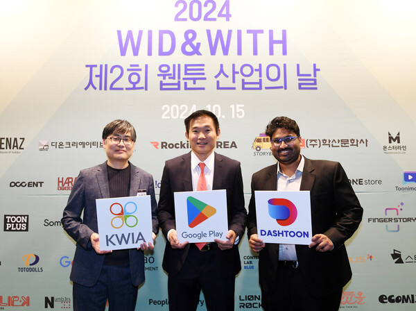 서범강 한국웹툰산업협회 회장, 이상현 구글 플랫폼 및 정책부문 글로벌 디렉터, 라리스 구디파티(Lalith Gudipati) 대시툰 COO (왼쪽부터)