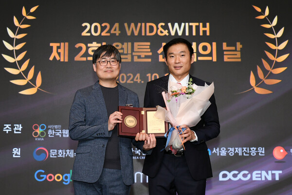 서범강 한국웹툰산업협회 회장이 이상현 구글 플랫폼 및 디바이스 정책부문 글로벌 디렉터에게 감사패를 수여하고 있다