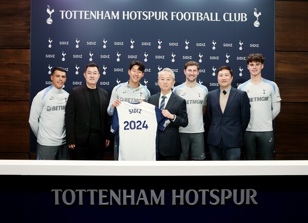 페드로 포로, 우인환 퍼시스그룹 시디즈 브랜드 부사장, 손흥민, 강성문 퍼시스그룹 시디즈 브랜드 대표이사, 벤 데이비스, 홍석준 퍼시스그룹 시디즈 브랜드 관리팀장, 아치 그레이 (왼쪽부터)