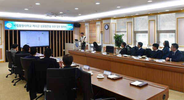 '헥사곤 자율 제조 및 AI 솔루션을 통한 디지털 산학연 캠퍼스'를 주제로 특별 발표하는 이우영 본부장