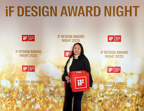 BC카드 하현남 상무가 ‘iF 디자인 어워드 2025’ 시상식에서 수상을 기념하는 모습