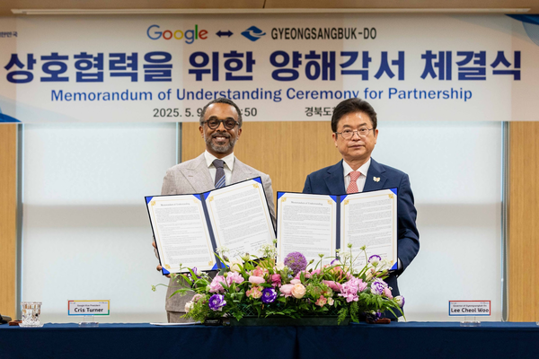 크리스 터너(Cris Turner) 구글 대외협력정책 지식 및 정보 부문 부사장과 이철우 경상북도지사