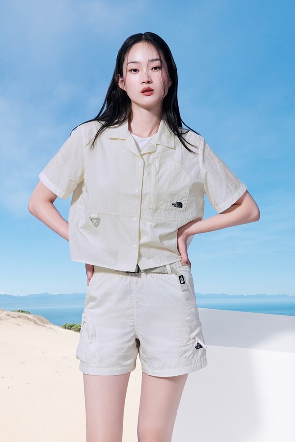 ‘워크웨이 반팔 셔츠’와 ‘워크웨이 쇼츠’를 착용한 노스페이스 홍보대사 신현지