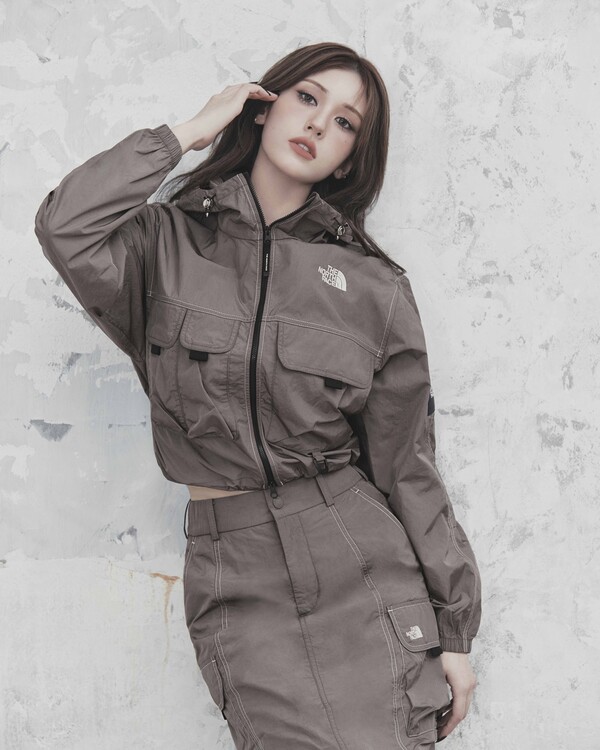 쉘던 재킷 및 스커트를 착용한 노스페이스 홍보대사 전소미