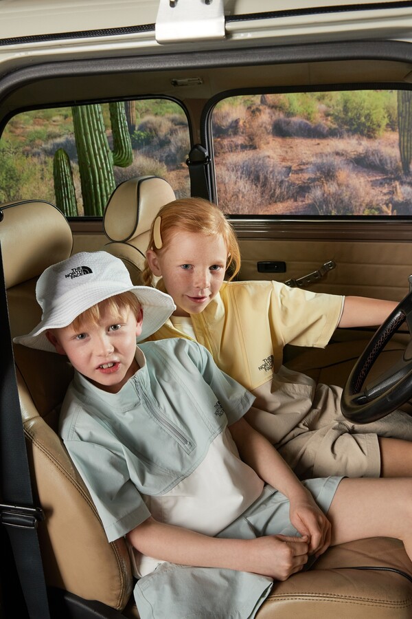 ‘키즈 아이스 데이 아노락’ 및 ‘키즈 데이 쇼츠’를 착용한 어린이 모델들