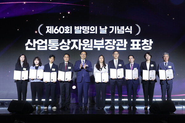 김완기 특허청장(왼쪽에서 다섯번째)과 최원석 BC카드 대표이사 사장(맨 오른쪽)