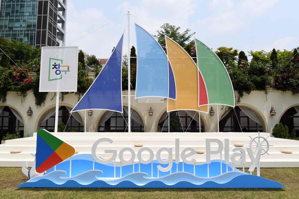 항해를 콘셉트로 마련된 창구 7기 알럼나이 데이 메인 포토존