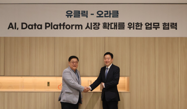 한국오라클 김성하 사장, 유클릭 김철 대표 (왼쪽부터)