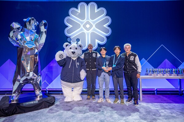 스노우플레이크 공동 창립자 겸 제품 부문 사장 베누아 다쥬빌(Benoit Dageville), 롯데쇼핑 e커머스사업본부 부서원들, 공동 창립자 티에리 크루아네스(Thierry Cruanes) (오른쪽부터)