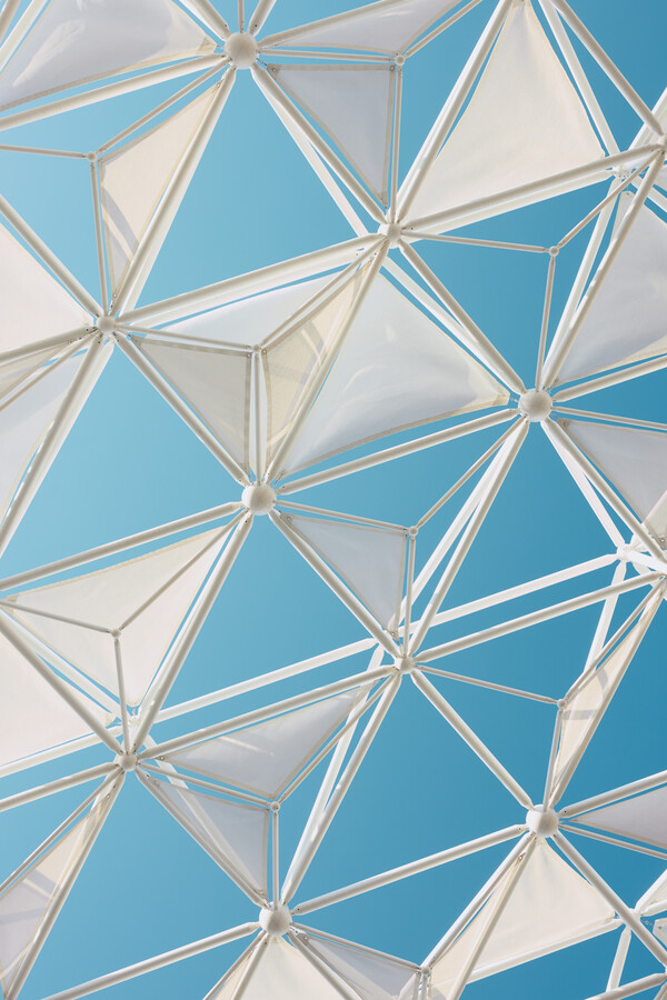 일본의 목재 창호 공계 기술인 ‘쿠미코(Kumiko)’에서 영감을 받은 우먼스 파빌리온 파사드.©Victor Picon ©Cartier