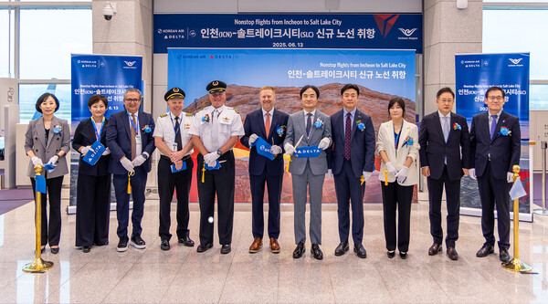 인천국제공항에서 진행된 인천-솔트레이크시티 신규 노선 취항식. 주리(Ju Lee) 델타항공 인천국제공항 지점장, 마리코 이사(Mariko Isa) 델타항공 아시아 태평양 공항 필드 디렉터, 아타르 칸(Athar Khan) 델타항공 아시아 태평양 글로벌 세일즈 디렉터, 델타항공 기장, 제프 무마우(Jeff Moomaw) 델타항공 아시아 태평양 부사장, 이상용 인천국제공항공사 신사업본부장, 송기원 대한항공 여객운송부 상무, 조선임 경기도청 관광산업과 국제관광팀장, 김승복 에어코리아 대표, 최장순 대한항공 인천국제공항 부지점장 (왼쪽부터)