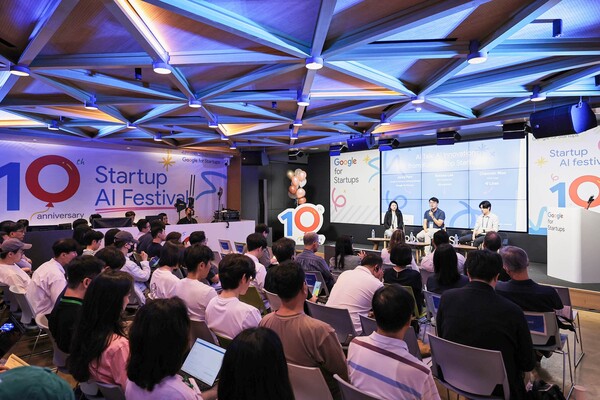 패널 토크 세션이 진행 중인 행사장