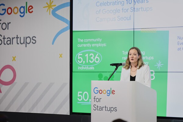 축사를 전하고 있는 캐런 피스터 구글 스타트업 캠퍼스 글로벌 디렉터