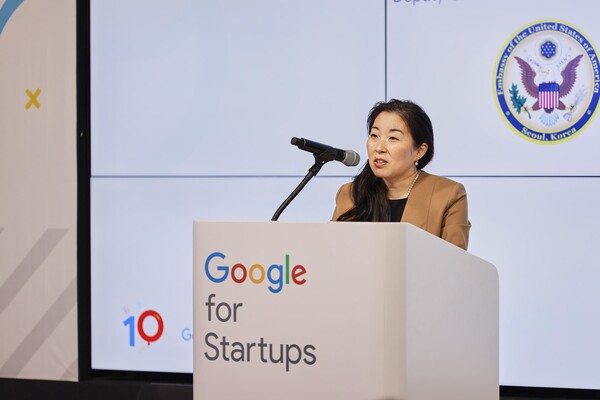 환영사를 전하고 있는 조이 사쿠라이 주한 미대사관 공관 차석