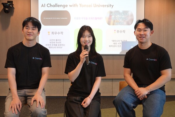 AI 워크숍 패널 세션 발표 학생들, 왼쪽부터 이노진 (언론홍보영상학부), 김은후 (언론홍보영상학부), 임도영 (체육교육학과)