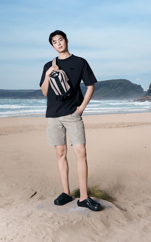  ‘피오르 뮬’을 착용한 노스페이스 홍보대사 차은우