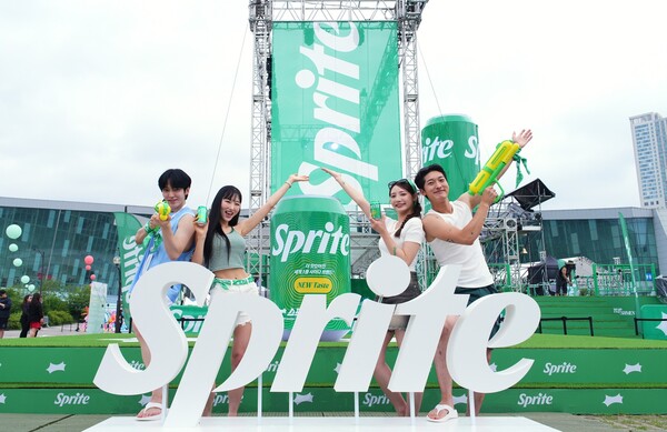 바닥에서 뿜어져 나오는 물줄기를 통해 스프라이트 샤워를 즐길 수 있는 ‘포토존