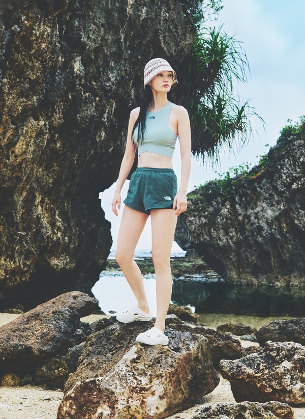 ‘여성용 트와인 브라탑’과 ‘여성용 선라이즈 쇼츠’를 착용한 노스페이스 홍보대사 신현지