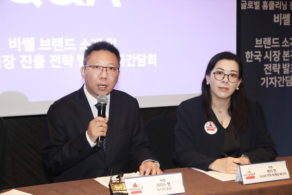 기자간담회에서 질의응답하는 아시아 총괄 ‘크리스 쳉’과 시니어 지역 마케팅 매니저 ‘팬지 챈’