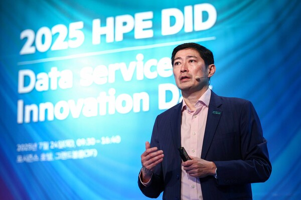키노트 세션을 진행 중인 저스틴 치아 HPE 데이터서비스 및 스토리지 부문 아시아태평양 지역 총괄 부사장