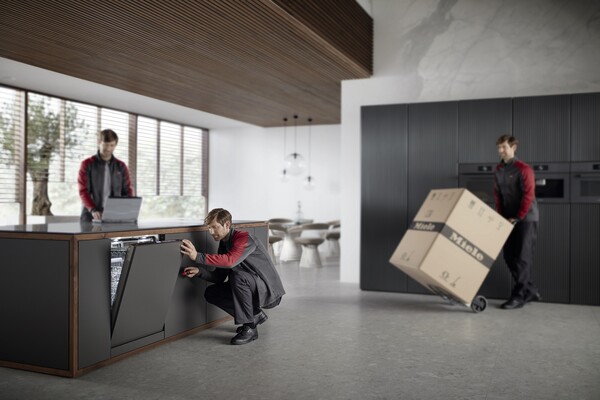 밀레 소속 전문 테크니션이 밀레 제품의 외관·내부 상태를 정밀 진단하며 고급 케어 서비스를 진행하는 모습