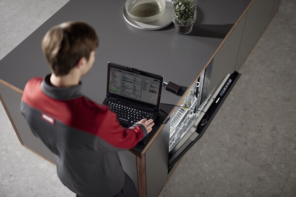 밀레 기기점검 프로그램(MDU)을 활용해 밀레 식기세척기의 작동 상태 및 소프트웨어를 점검하는 모습