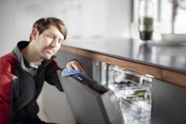 밀레 식기세척기의 위생상태를 정밀 점검하고 전문 케어 서비스를 제공하는 모습